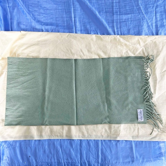 100% CASHMERE SCARF, GREEN, MADE IN ITALY, LABEL IS "CASHMERE CASHMERE", 53 INCH - Picture 2 of 3